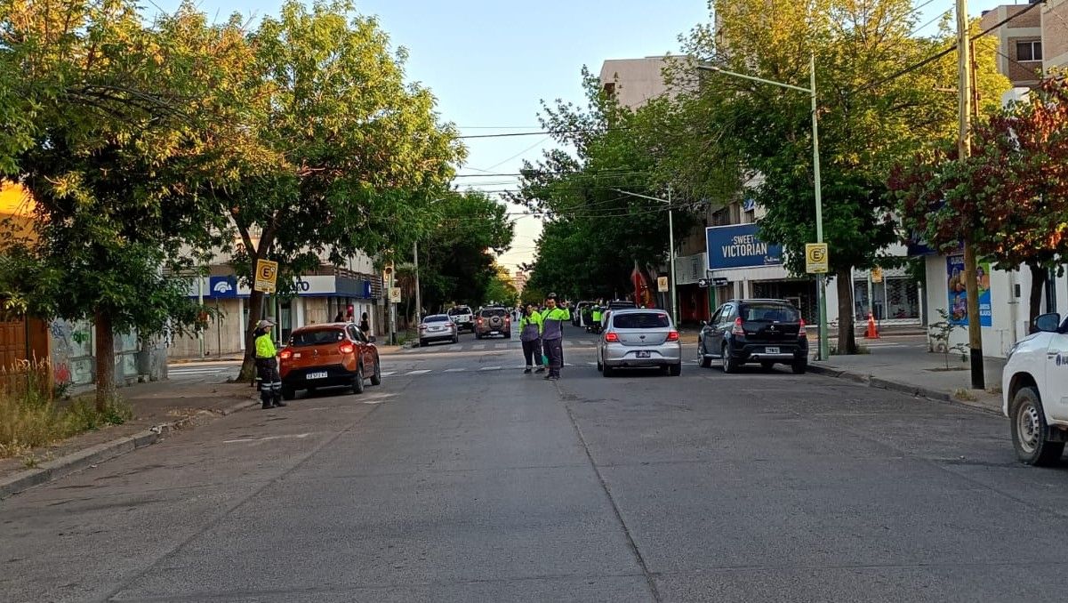 Personal de Tránsito Municipal y policías de la BMA realizaron nuevos controles vehiuculares y alcoholemias en el centro de Cipolletti.&nbsp;