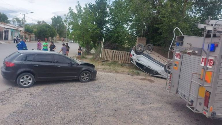 La camioneta protagonizó un vuelco y quedó tirada en la vereda.