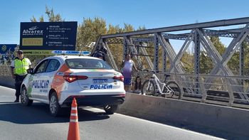 ciclistas que van y vienen por los puentes: un viaje saludable que tiene sus riesgos