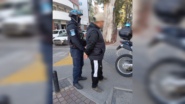 El demorado circulaba junto a otra persona por Diagonal Alvear y Juan B. Justo.