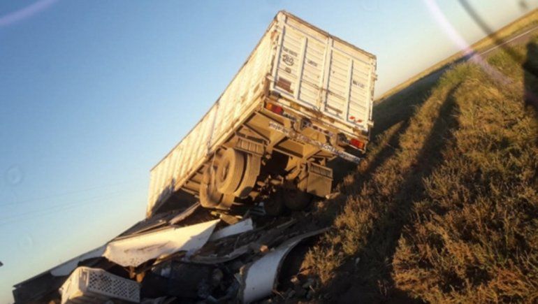 Un hombre murió en un brutal choque entre dos camiones 