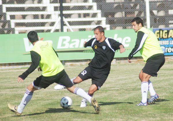 Esperando conocer al equipo albinegro