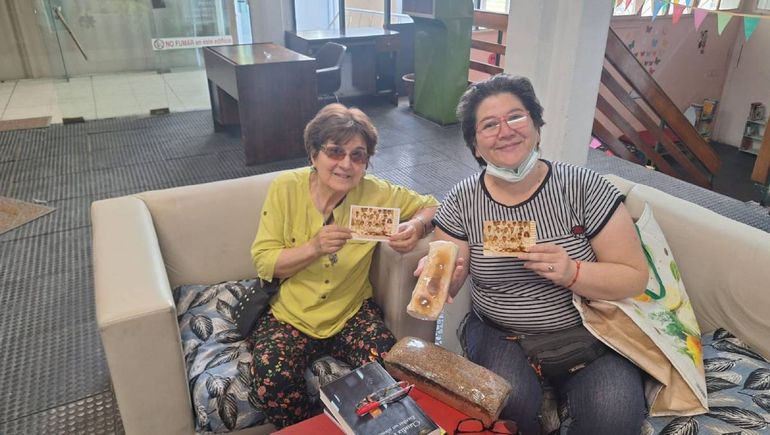 Maestra y Alumna. Marta y Graciela compartieron recuerdos y pancitos rellenos. Maestra y Alumna. Marta y Graciela compartieron recuerdos y pancitos rellenos.