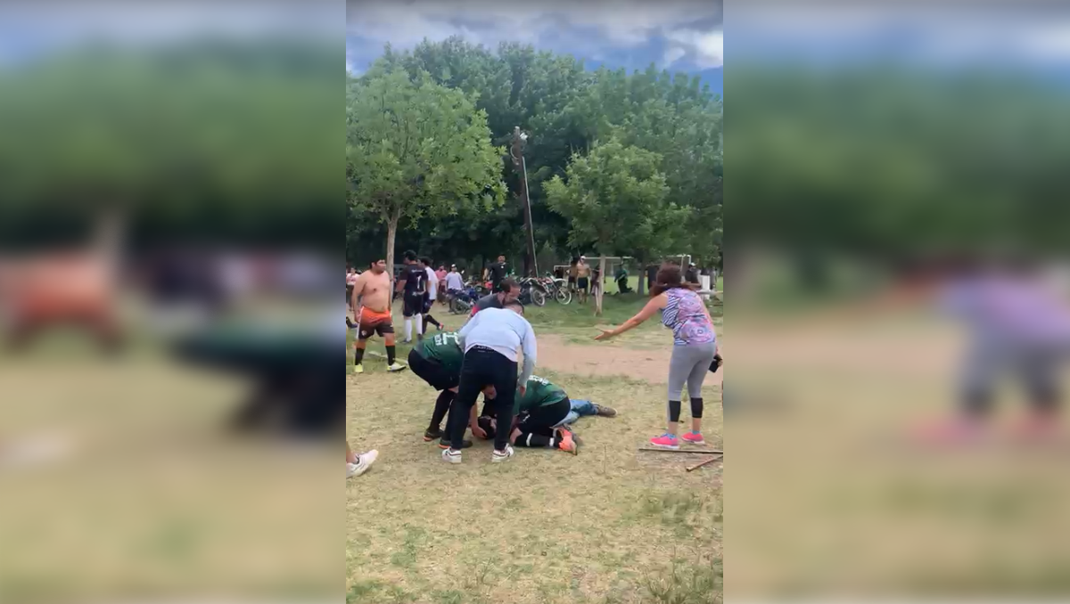 Terrible batalla campal y DT convulsiona tras ser golpeado