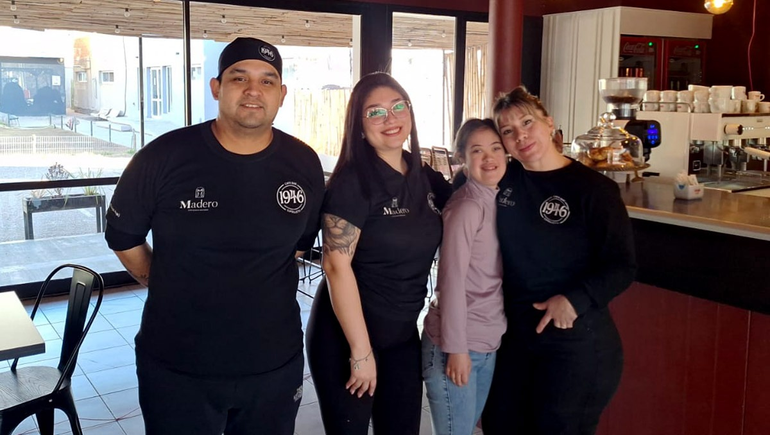 More es mimada y sumamente querida por sus compañeras del staff permanente del bar.