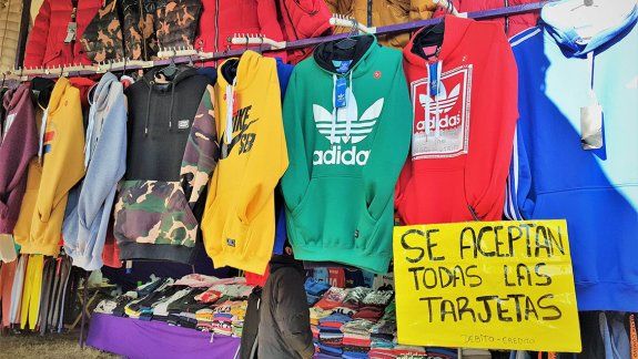 Puesteros defienden la feria de ofertas