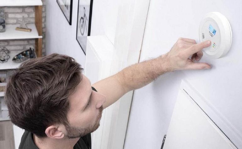 Los detectores de monóxido de carbono son elementos accesibles y de fácil uso que ayudan a prevenir. (Foto: ilustración)