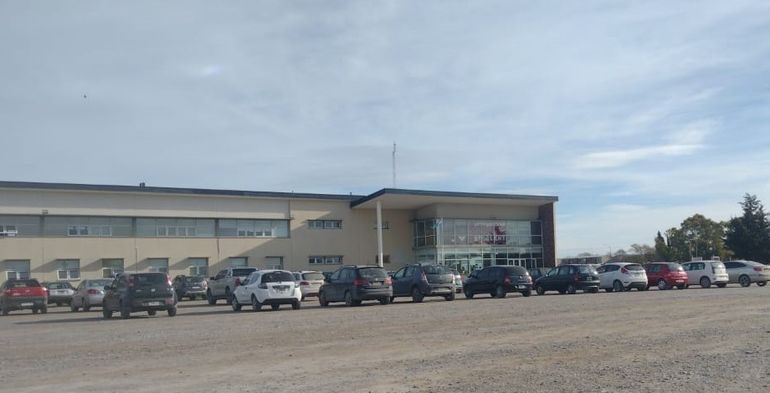 El estacionamiento de la sede Atl&aacute;ntica con presencia de muchos autos. Hubo poco acatamiento.
