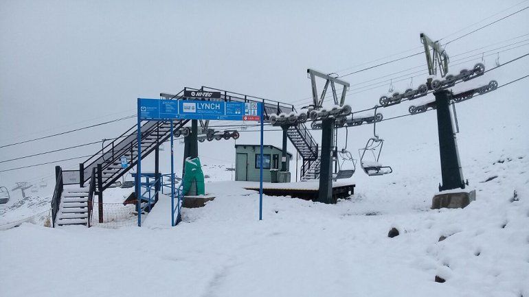 El cerro Catedral amaneció con más de 10 centímetros de nieve