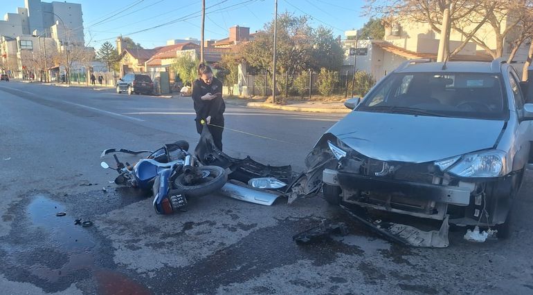 Fuerte choque entre un auto y una moto en Mengelle y Urquiza.