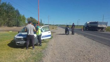 Policías que realizaban un control de tránsito en la Ruta Nacional 22 descubrieron que un camionero mostró un carnet de conducir aprócrifo. Lo imputaron y zafó con una probation. Policías que realizaban un control de tránsito en la Ruta Nacional 22 descubrieron que un camionero mostró un carnet de conducir aprócrifo. Lo imputaron y zafó con una probation.