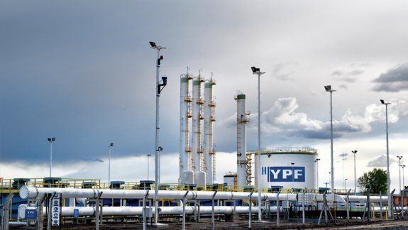 El parate de la refinería en Huincul jaquea el stock de naftas