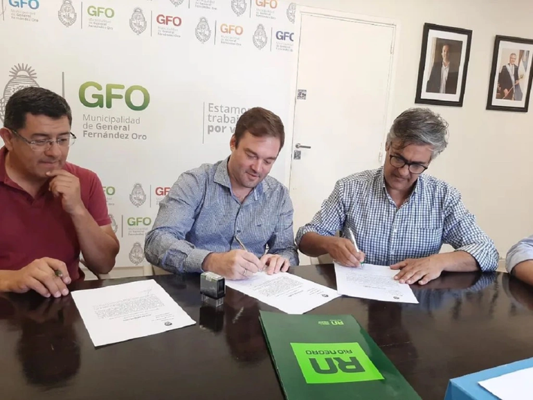 El intendente Lavín al firmar el acuerdo.