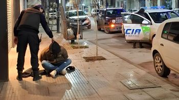 El sujeto fue detenido en el centro de Cipolletti. Tenía varios elementos robados de vehículos estacionados. Un vecino fue clave para que lo atrape la policía. El sujeto fue detenido en el centro de Cipolletti. Tenía varios elementos robados de vehículos estacionados. Un vecino fue clave para que lo atrape la policía.