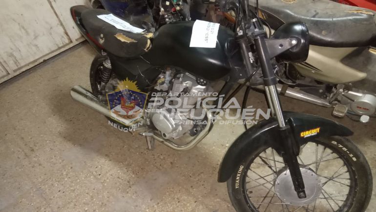 Escapó de la Policía, pero abandonó su moto y una mochila con su DNI