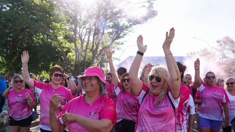 Las mujeres, protagonistas en la caminata de Lalcec y la lucha contra el cáncer de mama. Fotos: Anahí Cárdena