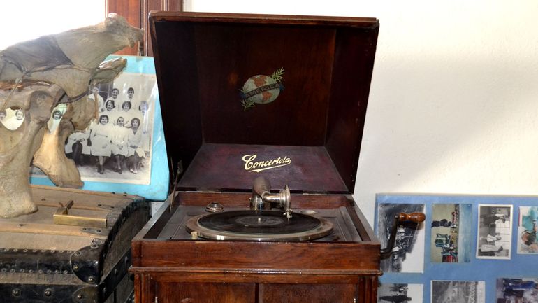 La antigua vitrola sigue funcionando. La manivela hace girar un disco y la música del pasado vuelve. Con asperezas, pero vuelve.