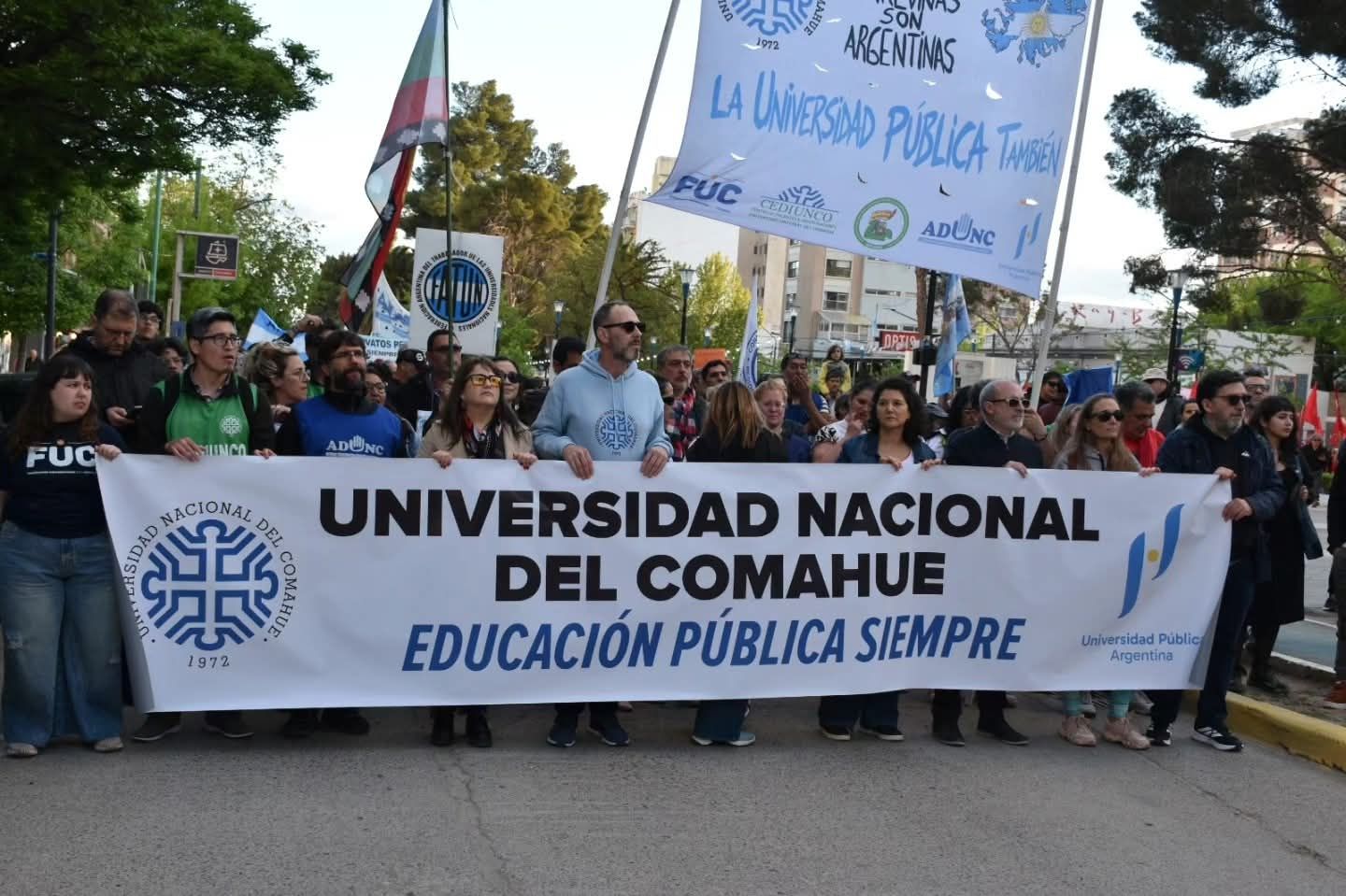 La conflictividad en las Universidades Nacionales no cede y, al contrario, se incrementa. Este miércoles hubo un masivo paro en la UNCo y la UNRN y en las demás casas de altos estudios del país. Se vienen semaforazos y volanteadas.