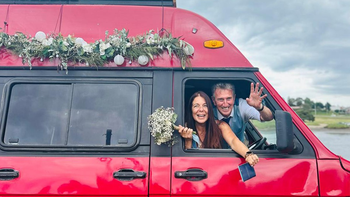 ¡Vivan los novios! Yorno y Andrea, de luna de miel por la cordillera. Días pasados pasaron por Cipolletti y comieron un rico asado con amigos. 