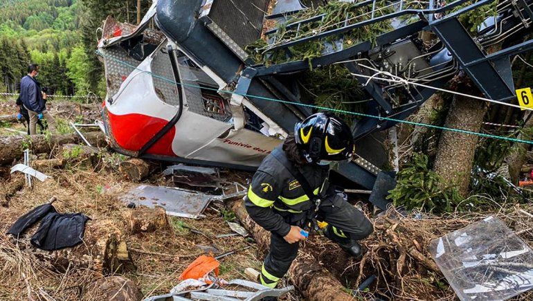 Trece muertos y dos nenes graves al caer un teleférico en Italia