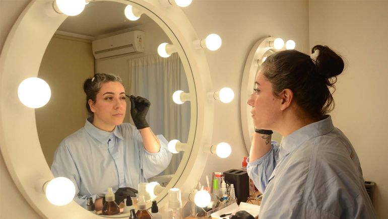 Carla, la artesana de cejas cipoleña que cada vez recibe más clientes varones