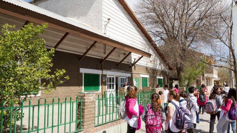 La Escuela 33 del San Pablo tuvo que ser evacuada tras la rotura del caño.
