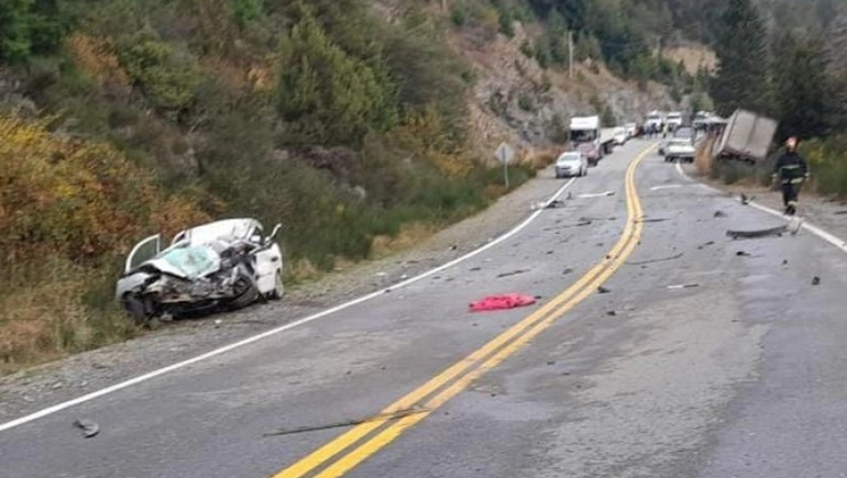 Un muerto en tremendo choque frontal cerca de Bariloche
