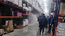 Los trabajadores de La Anónima intentaron apagar el fuego, pero avanzó con gran rápidez, por lo que tuvieron que desalojar el depósito siniestrado.&nbsp;