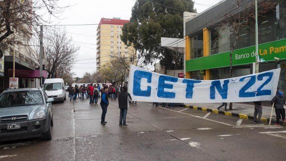 alumnos del cet 22 volvieron a marchar por la ciudad