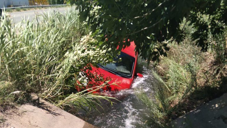 Tras un choque, conductora perdi&oacute; el control de su auto y cay&oacute; a un canal