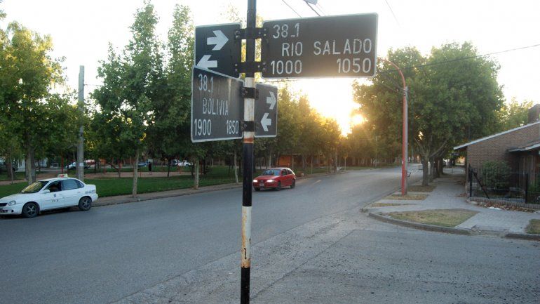 El arrebato del celular ocurrió en la esquina de Bolivia y Río Salado.