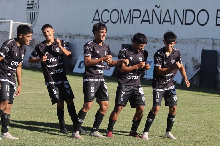 Quesada (8) y Vázquez (10) seguirán su recorrido en Platense. Foto: Anahí Cárdena