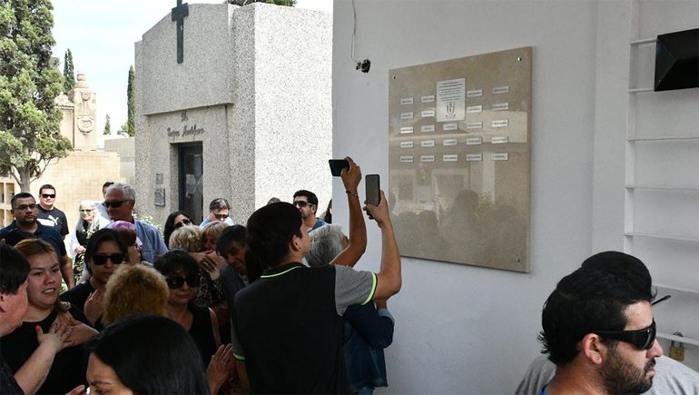 Un día del municipal diferente: el homenaje a los trabajadores fallecidos en pandemia