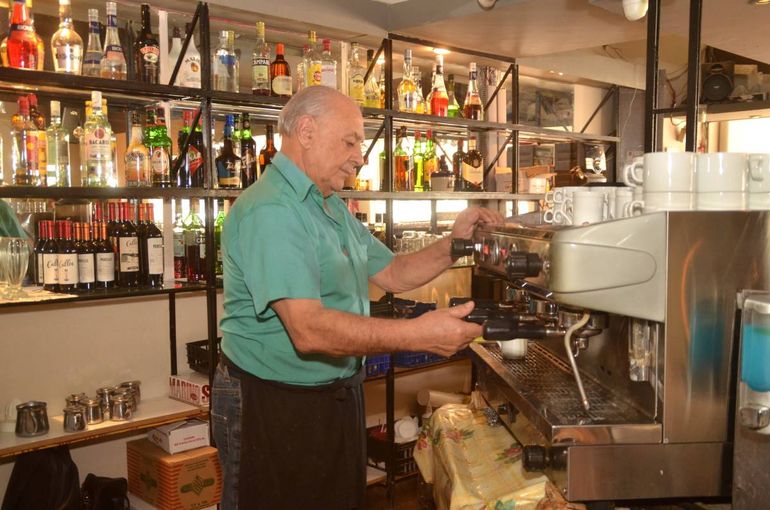 El Plaza Bar fue su lugar en el mundo. Foto Antonio Spagnuolo.