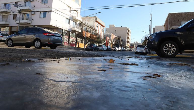 El drama en medio de la ola polar: ¿Cuánto sale reparar un caño de agua quebrado?