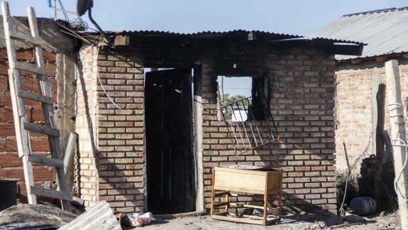 Una discusión entre madre e hija terminó con una casa en llamas