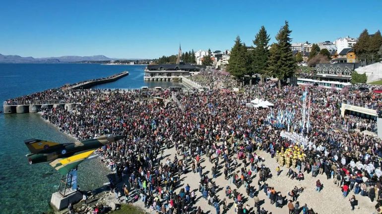 Una multitud en la inauguración del Memorial por las Islas Malvinas en Bariloche