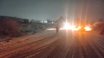 La ruta 70 que conduce al lago Pellegrini fue interrumpida al tránsito vehicular por la acumulación de hielo y nieve. 