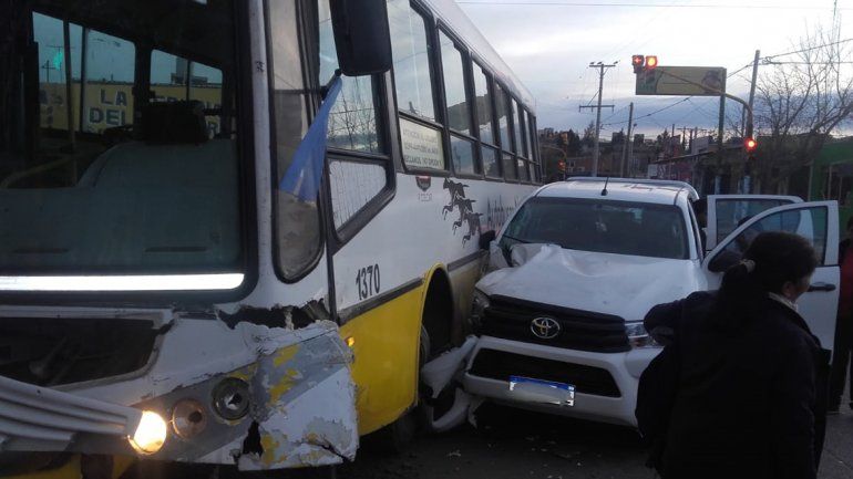 Fuerte accidente: cruzó en rojo y chocó a un colectivo, hay cinco pasajeros heridos
