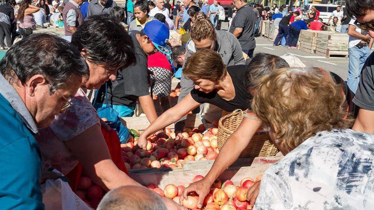 El frutazo reunió a decenas de personas en apoyo a los productores