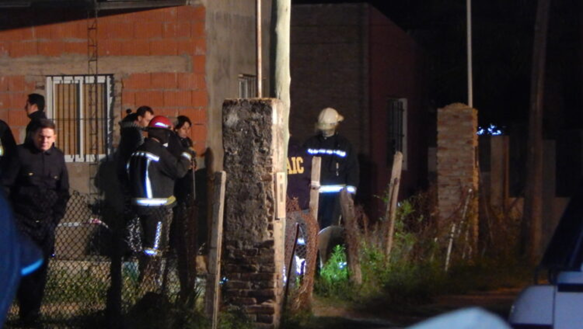 Hallaron los cuerpos de dos bebés enterrados en el patio de una casa