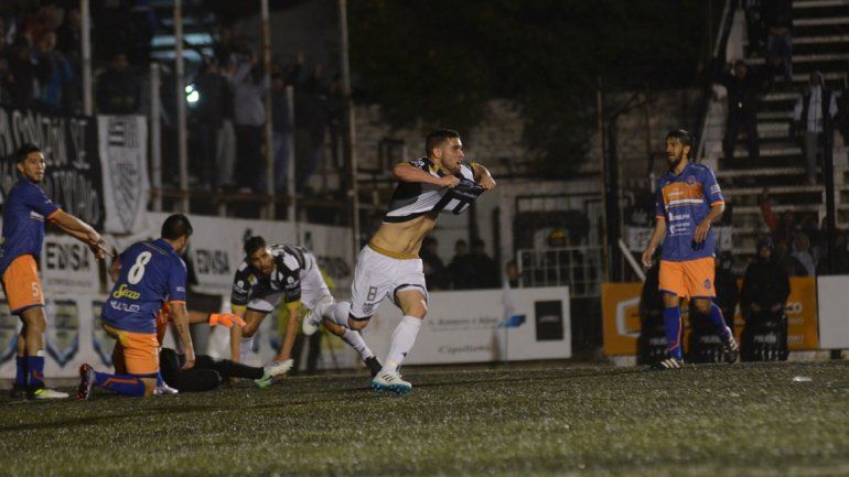 Giménez le rompió el arco a Roca cuando se moría el primer tiempo. Aprovechó un rebote de Paniccia en una de las pocas que tuvo Cipo.