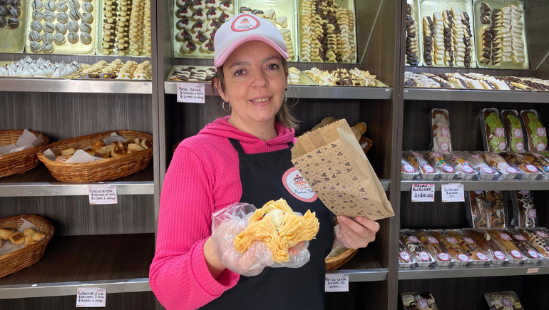 Mariane, de pastelería Valen sobre calle Naciones Unidas celebró la venta total de pastelitos, proyectando reposición para el resto del fin de semana.