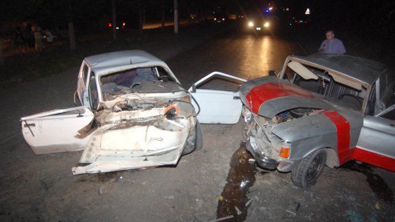 Los autos que protagonizaron el choque frontal en plena Circunvalación quedaron totalmente destruidos. Un tercer vehículo resultó con daños menores.