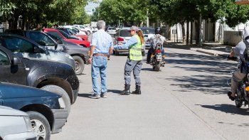 Ayer se realizó una prueba piloto para estacionar a 45 grados y de reversa en varias cuadras de la calle 9 de Julio. La medida será efectiva el año que viene. 