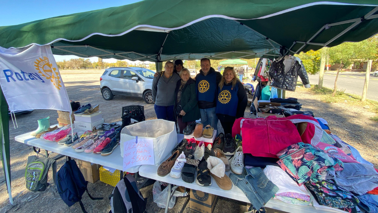 La feria de ropa se desarrolla hasta las 16 en Cipolletti sobre calles Alem y Kennedy.