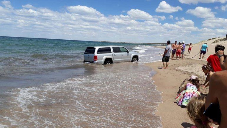 Lograron sacarla antes de que las olas la taparan por completo