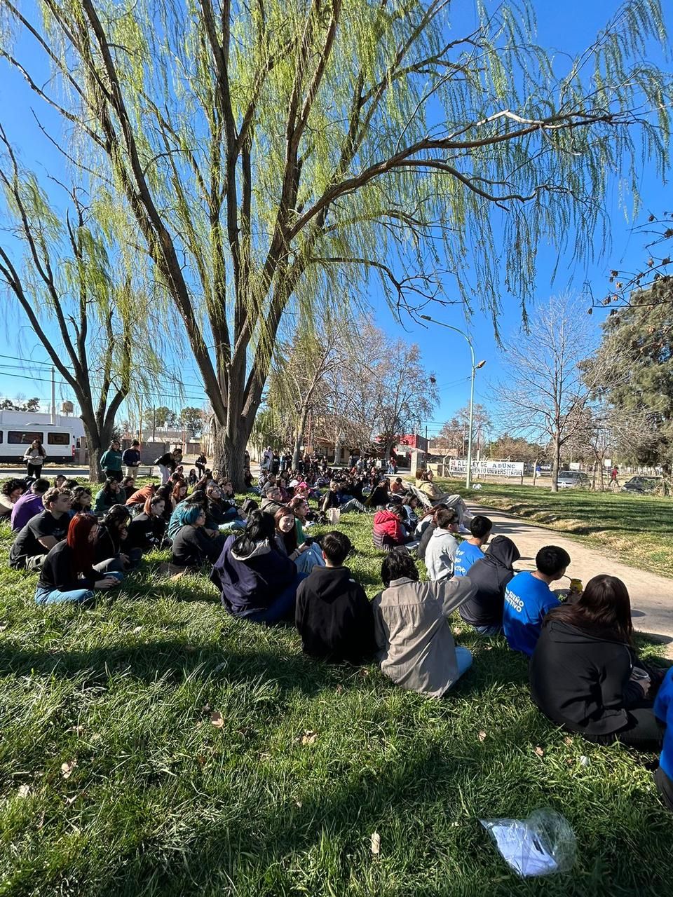 Los estudiantes de la Universidad Nacional del Comahue en Cipolletti realizan clases públicas, reparten volantes y acompañan las demandas salariales del personal universitario, en tiempos críticos para el país y la educación pública superior.