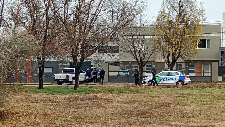 Policía trabaja en la vivienda donde ocurrió el tiroteo.