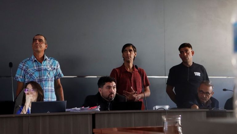 Néstor Cau, José Jafri y Maximiliano Lagos -de izquierda a derecha- tres de los acusados por el femicidio de Otoño. El cuarto es el Gato Antilaf. Néstor Cau, José Jafri y Maximiliano Lagos -de izquierda a derecha- tres de los acusados por el femicidio de Otoño. El cuarto es el Gato Antilaf.